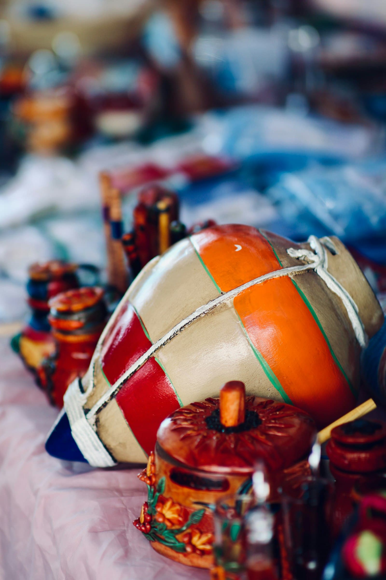 हाथ से रंगे सिरेमिक स्मृति-चिह्न